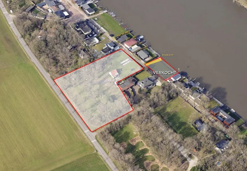 Luchtfoto richting noorden: het terrein rood omlijnd; het Maasperceel is verkocht, de strook van 5 m blijft